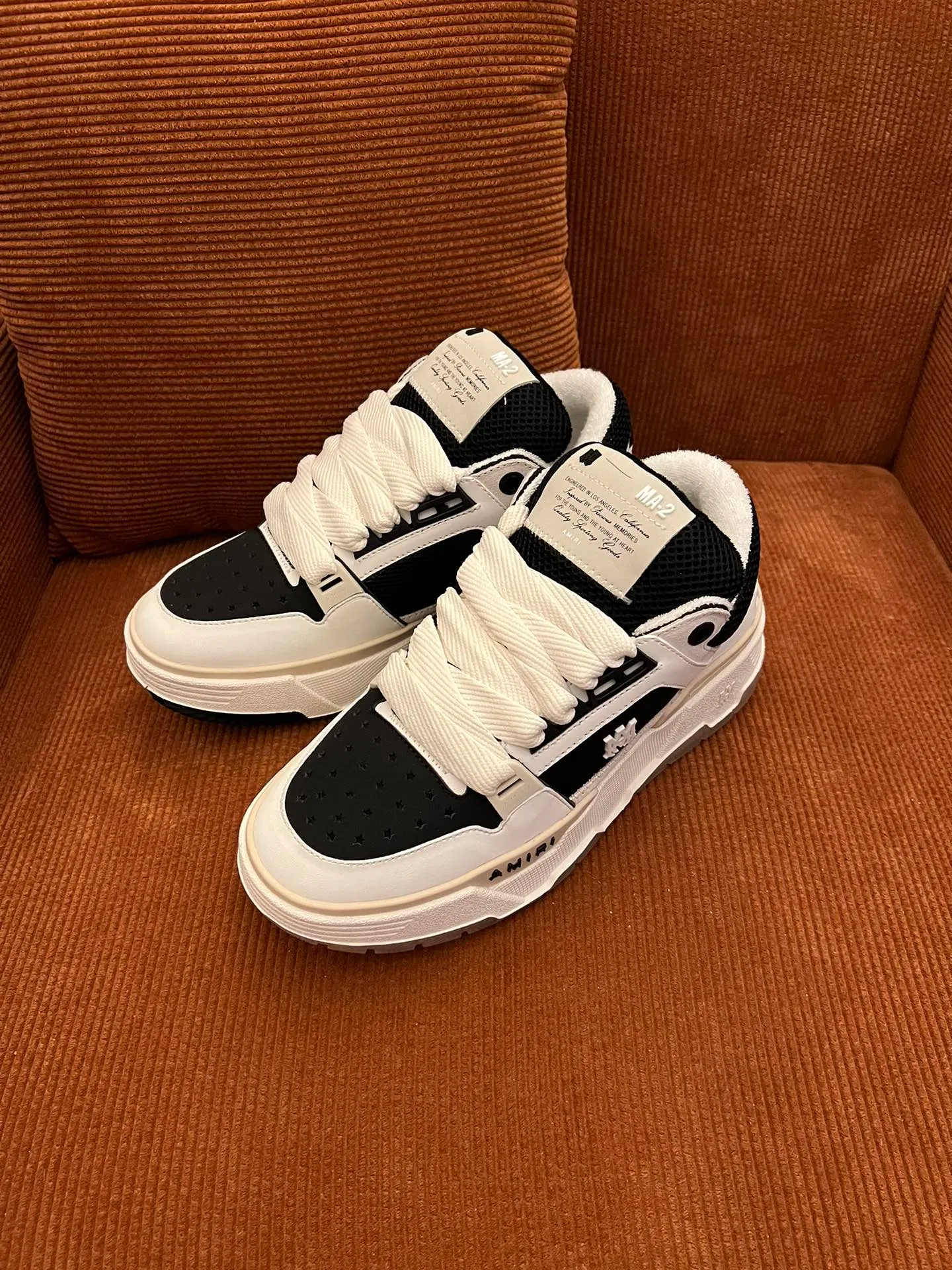 p620💰Men's shoes Amiri Emile's 2023 spring and summer new MA-1 bread shoes, couple models, casual sports shoes, sneakers Amiri gave up the rock punk style in the new season and used a large number of unsaturated colors, Morandi tones, whether you see or wear them, it will make people very happy. The large tongue of the bread shoes continues, shortens the length of the shoe body, thickens the midsole, and the toe part is more rounded. Amiri's brand letters and MA logo appear on the side of the shoe. Fabric: Original customized imported first-layer cowhide + mesh. Lining: Original customized breathable towel lining. Outsole. Foam combination material. Bottom thickness: 4CM. Size: Men's 39-45